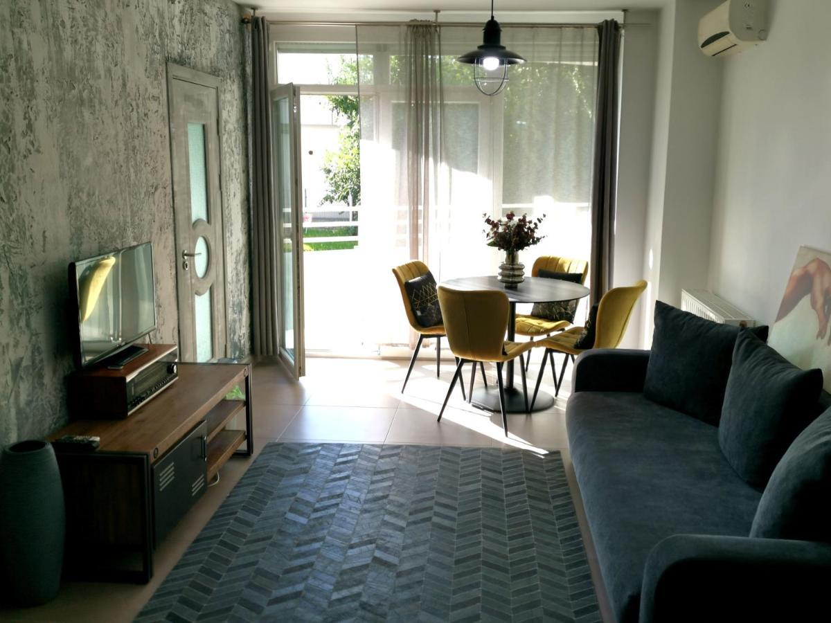 Caraway Apartment Орадя Екстер'єр фото